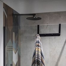 LAVEO MIRI négyes akasztó zuhanykabinhoz ütközővel és szivaccsal (170x325x39 mm), fekete
